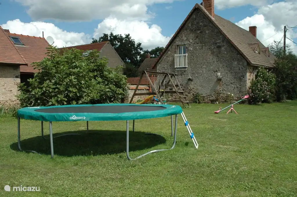 Mucho espacio y material de juego para los niños: porterías, camas elásticas, karts, bicicletas, arenero, casita de juegos, etc.