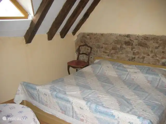 Dormitorio con cama grande.