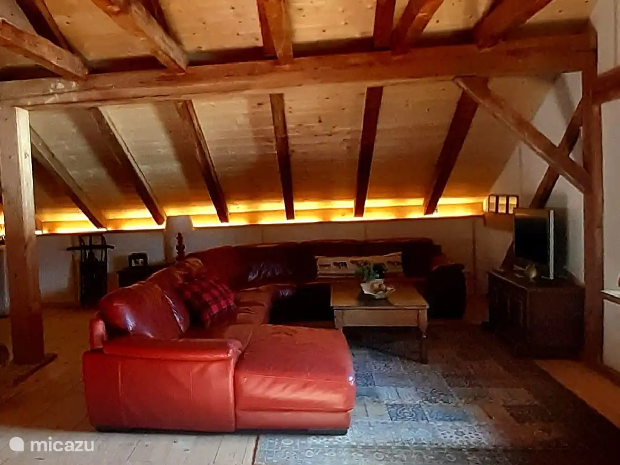 También en el ático, una hermosa sala de estar, ideal para jugar, transmitir o simplemente pasar el rato.
Nevera también está disponible