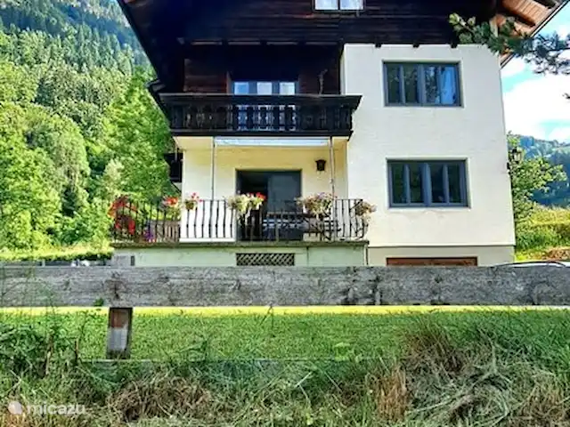 Casa Trapp en Austria, Carintia, Rangersdorf - villa con balcon a la calle