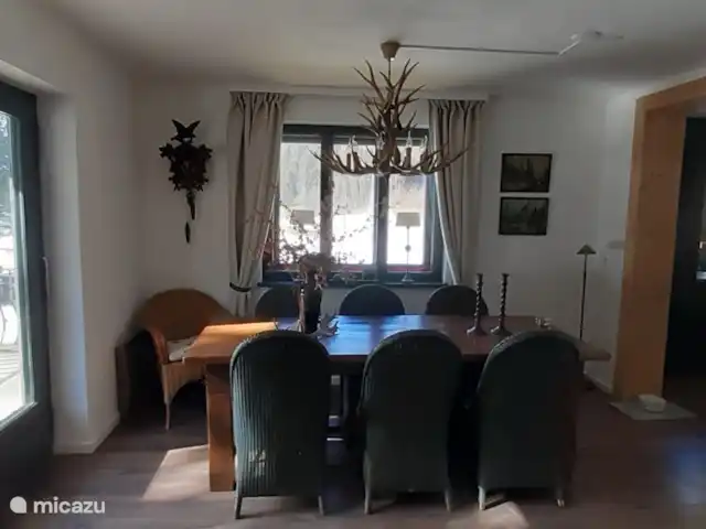 Casa Trapp en Austria, Carintia, Rangersdorf - villa mesa de comedor con puertas de patio al balcón