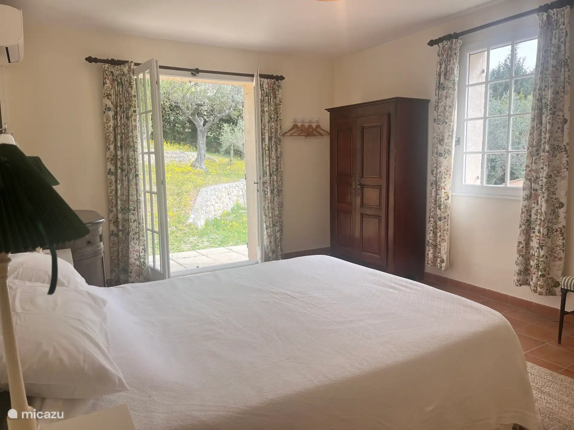 Alle slaapkamers hebben openslaande deuren naar de tuin 