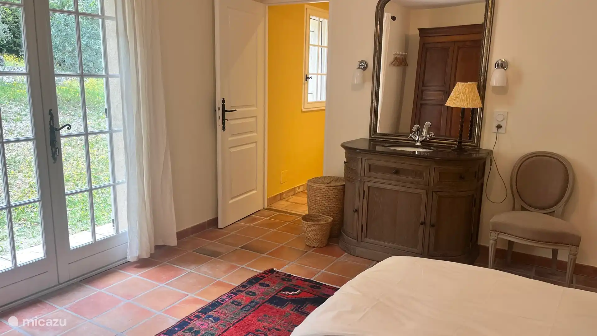 Schlafzimmer 1 und eigenständige Dusche 