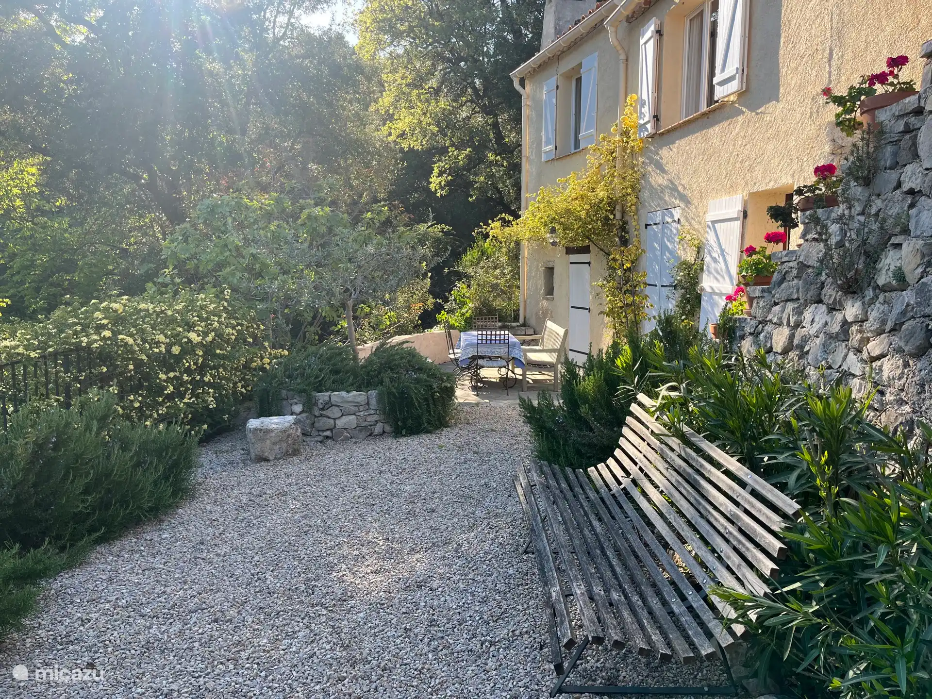 Het terras beneden en het bankje bij de Jeu des Boules baan. 