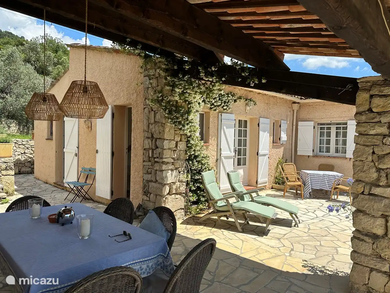 Overdekt terras met erachter het maison d’amis
