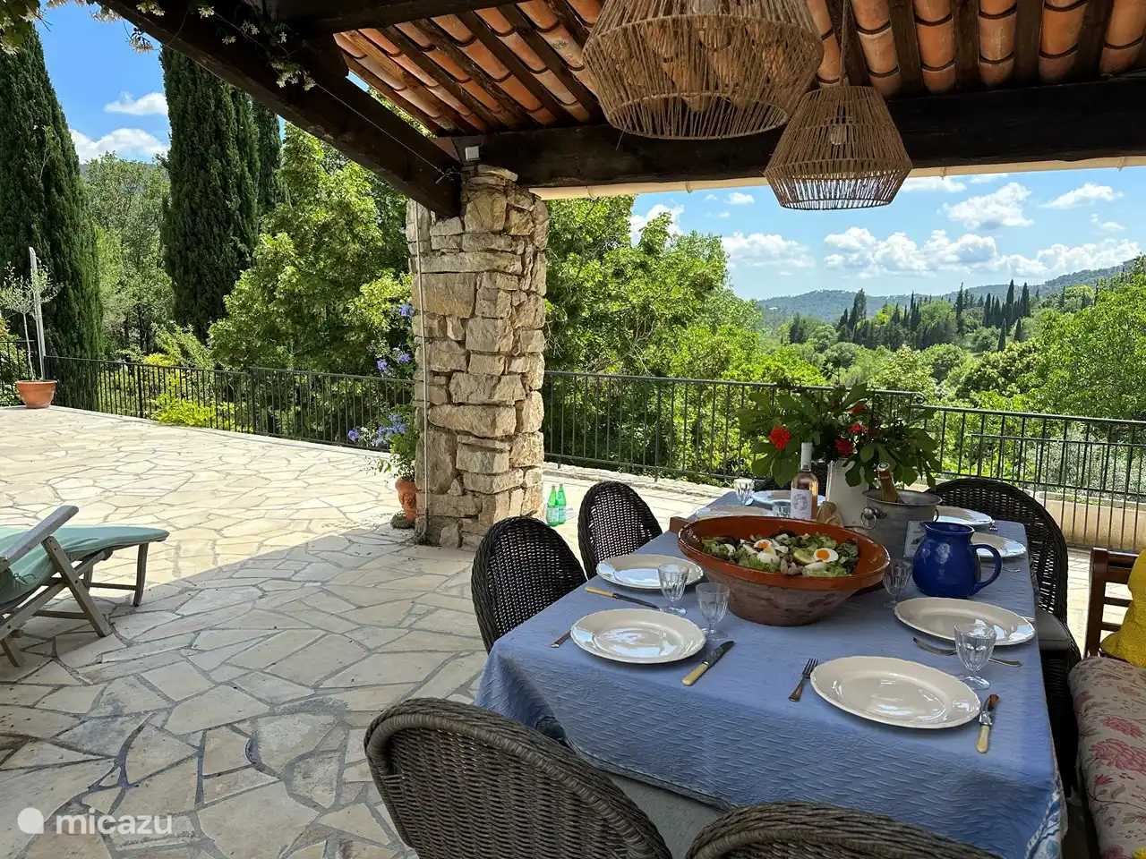 Terras boven met uitzicht over het dal 