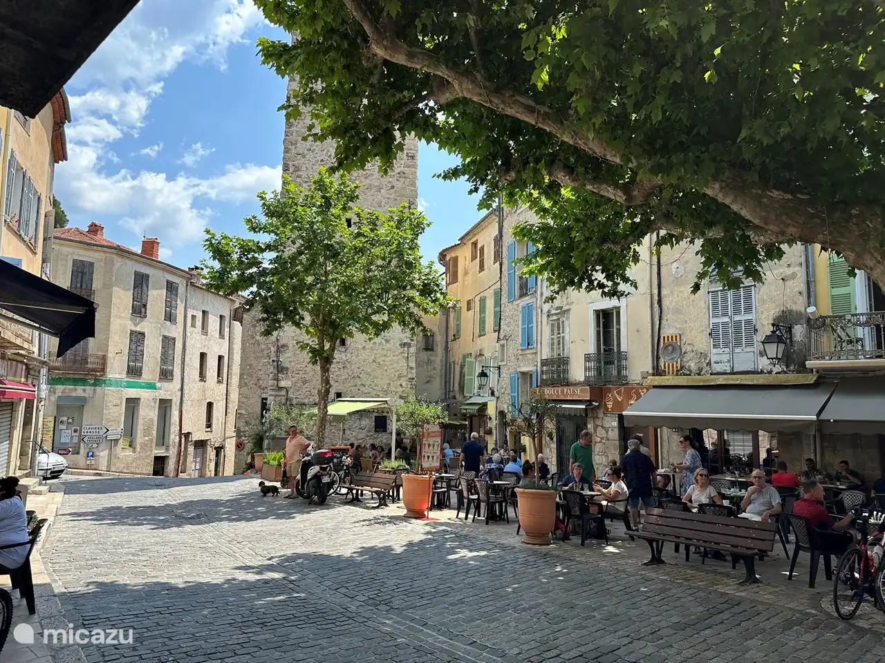 Het dorpsplein in Bargemon. 