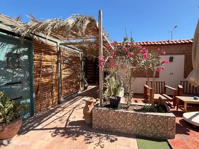 Voir Villa Appartements 4 pers chalet | Égypte, Mer Rouge , Hurghada - chalet Morceau de terrasse et entrée du portail