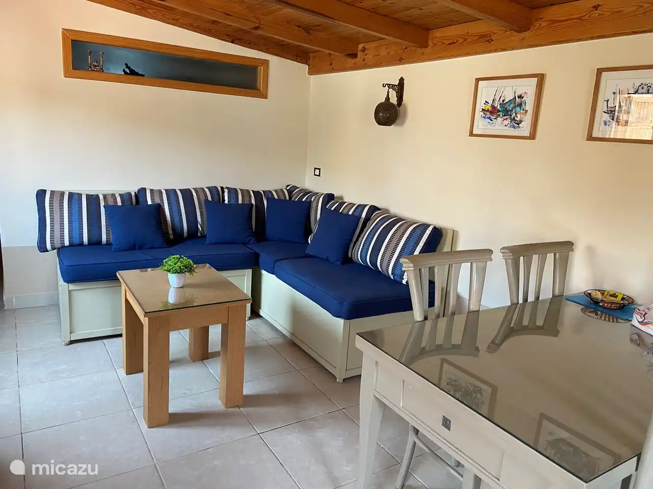 Cozy sitting area with corner sofa (high sofa), flat screen TV and dining table with 4 chairs.