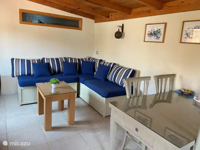 Voir Villa Appartements 4 pers chalet | Égypte, Mer Rouge , Hurghada - chalet Coin salon cosy avec canapé d'angle (canapé haut), TV écran plat et table à manger avec 4 chaises.