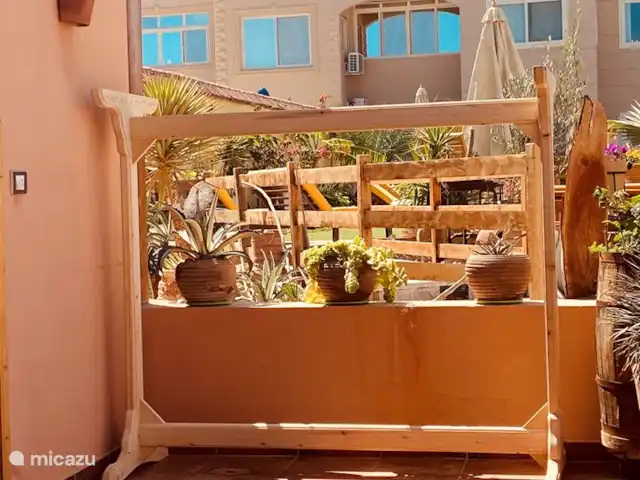 Voir Villa Appartements 4 pers chalet | Égypte, Mer Rouge , Hurghada - chalet Grand séchoir en bois sur la terrasse