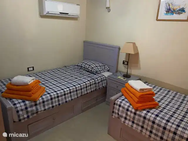 Voir Villa Appartements 4 pers chalet | Égypte, Mer Rouge , Hurghada - chalet Chambre avec 2 lits simples et air conditionné. Il n'y a pas de fenêtre dans cette pièce.