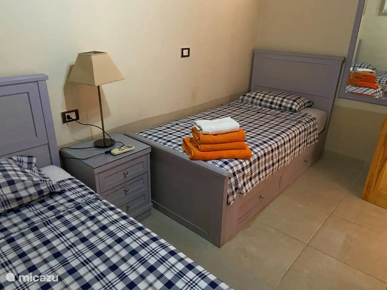 Bedroom with 2 single beds