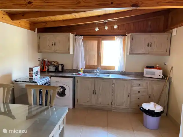 Voir Villa Appartements 4 pers chalet | Égypte, Mer Rouge , Hurghada - chalet Cuisine avec micro-ondes, bouilloire, grille-pain, mixeur, lave-linge, cuisinière avec four.