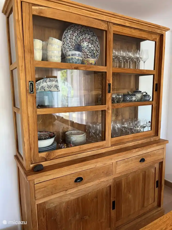 Belle vitrine à côté de la table à manger