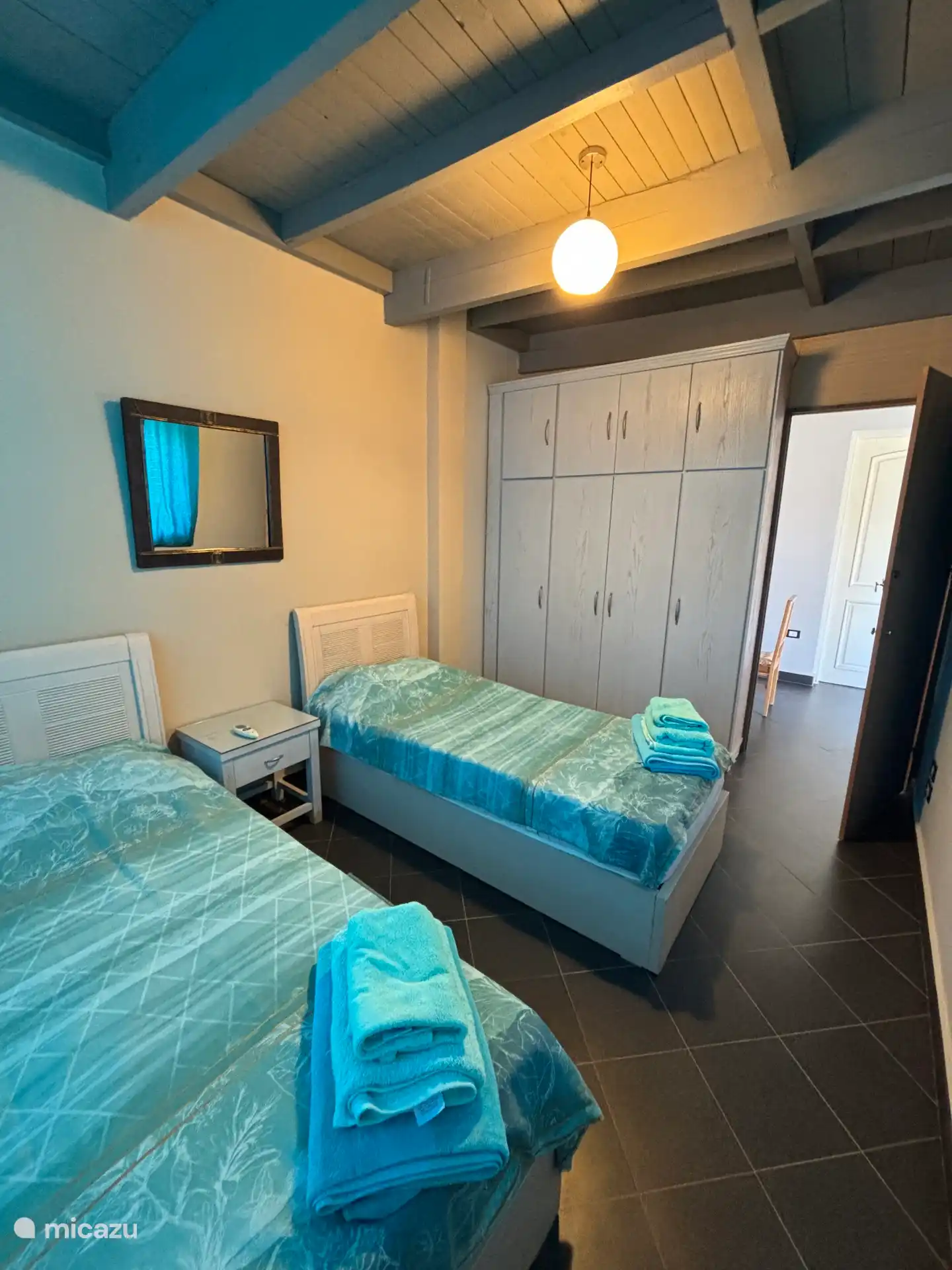 Bedroom with 2 single beds