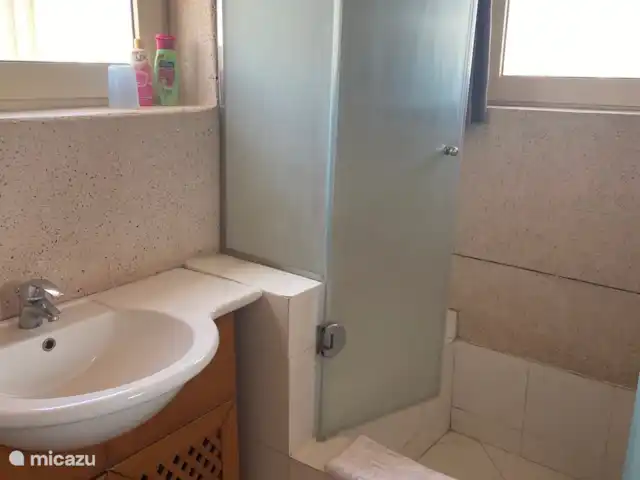 View Villa App 4pers toit app. | Égypte, Mer Rouge , Hurghada - penthouse Salle de bain avec une grande douche (entrée haute) lavabo et toilette.