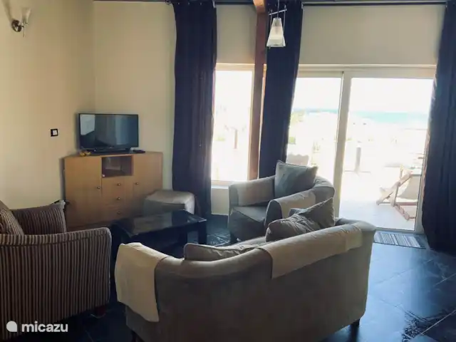 View Villa App 4pers toit app. | Égypte, Mer Rouge , Hurghada - penthouse Séjour avec canapé 2 places et 2 fauteuils avec pouf. Téléviseur intelligent Sony à écran plat