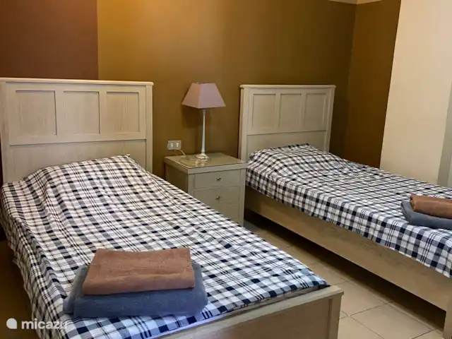 Voir Villa Appartements, app 6pers. | Égypte, Mer Rouge , Hurghada - appartement chambre au milieu sans fenêtres climatisation mais avec un ventilateur