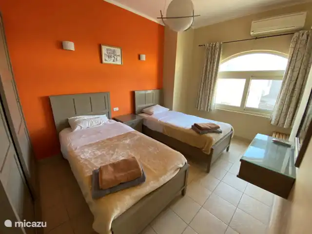 Voir Villa Appartements, app 6pers. | Égypte, Mer Rouge , Hurghada - appartement Chambre avec 2 lits simples, armoire et air conditionné.