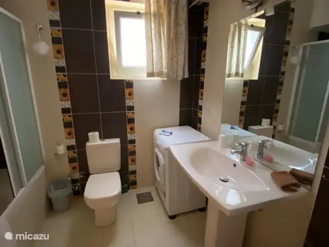 Voir Villa Appartements, app 6pers. | Égypte, Mer Rouge , Hurghada - appartement Salle de bain spacieuse avec baignoire/douche avec pare-douche, lavabo, WC et machine à laver.