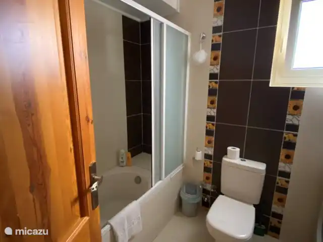Voir Villa Appartements, app 6pers. | Égypte, Mer Rouge , Hurghada - appartement Salle de bain spacieuse avec baignoire/douche avec pare-douche, lavabo, WC et machine à laver.