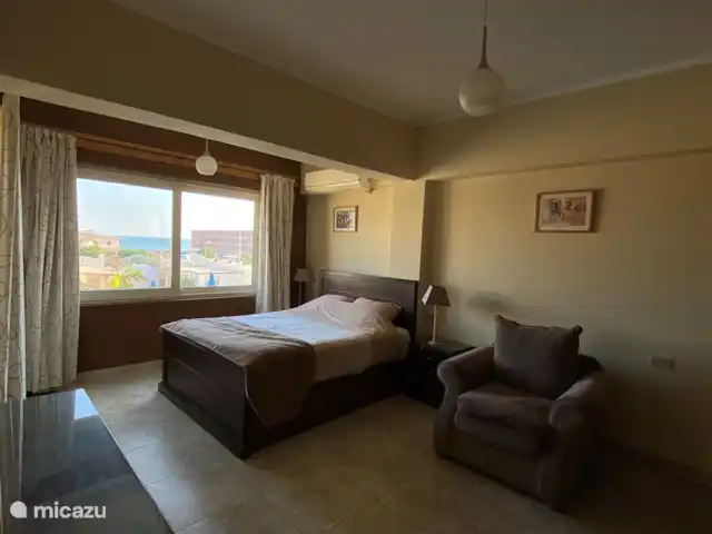 Voir Villa Appartements, app 6pers. | Égypte, Mer Rouge , Hurghada - appartement Chambre spacieuse avec une jolie vue mer.
Lit 2 personnes, fauteuil et grande armoire.
Buffet avec sèche-cheveux, table et fer à repasser.
Un lit d'appoint peut y être installé moyennant des frais supplémentaires.