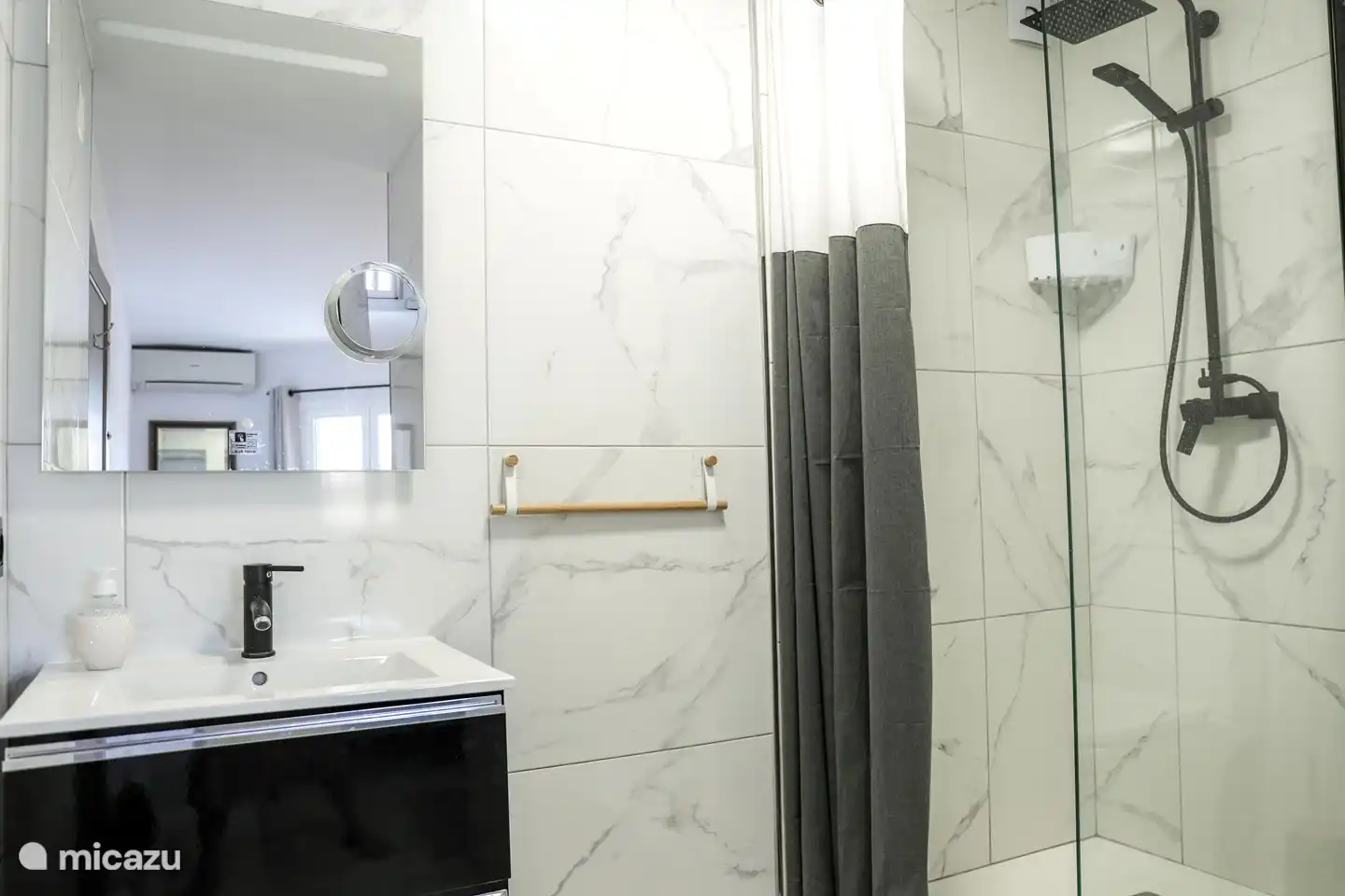 Badezimmer mit Dusche, Toilette und Waschbecken