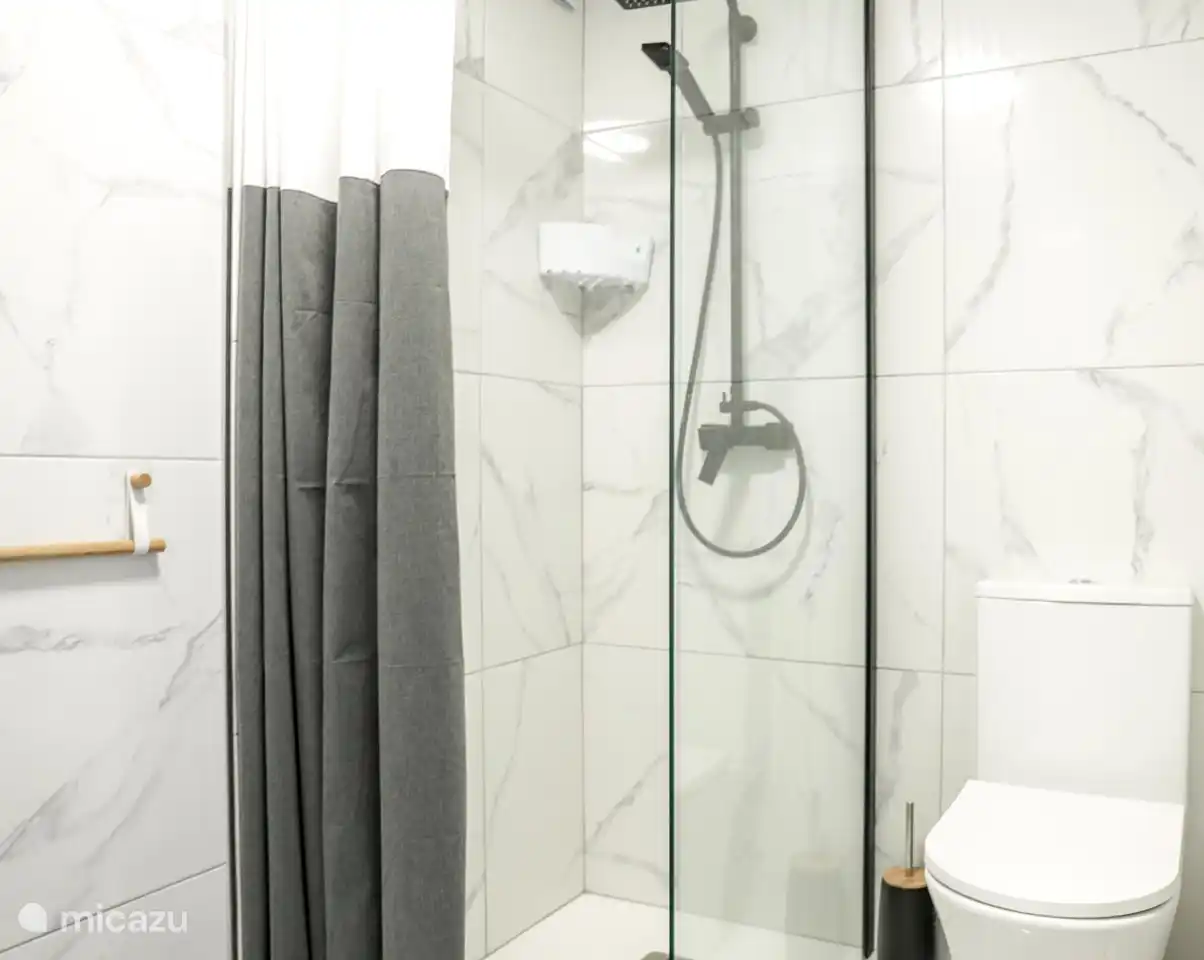 Badezimmer mit Dusche, Toilette und Waschbecken