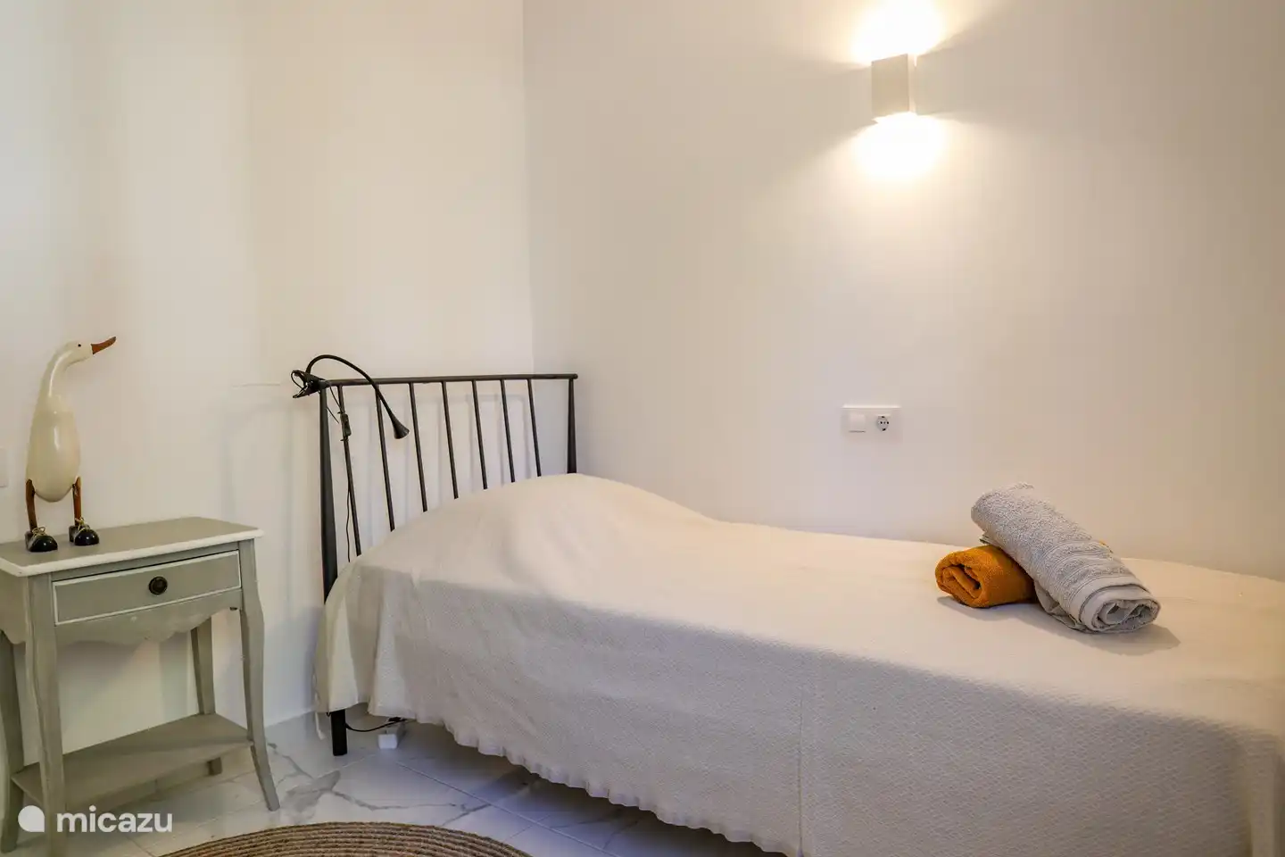 Schlafzimmer mit 1 Bett