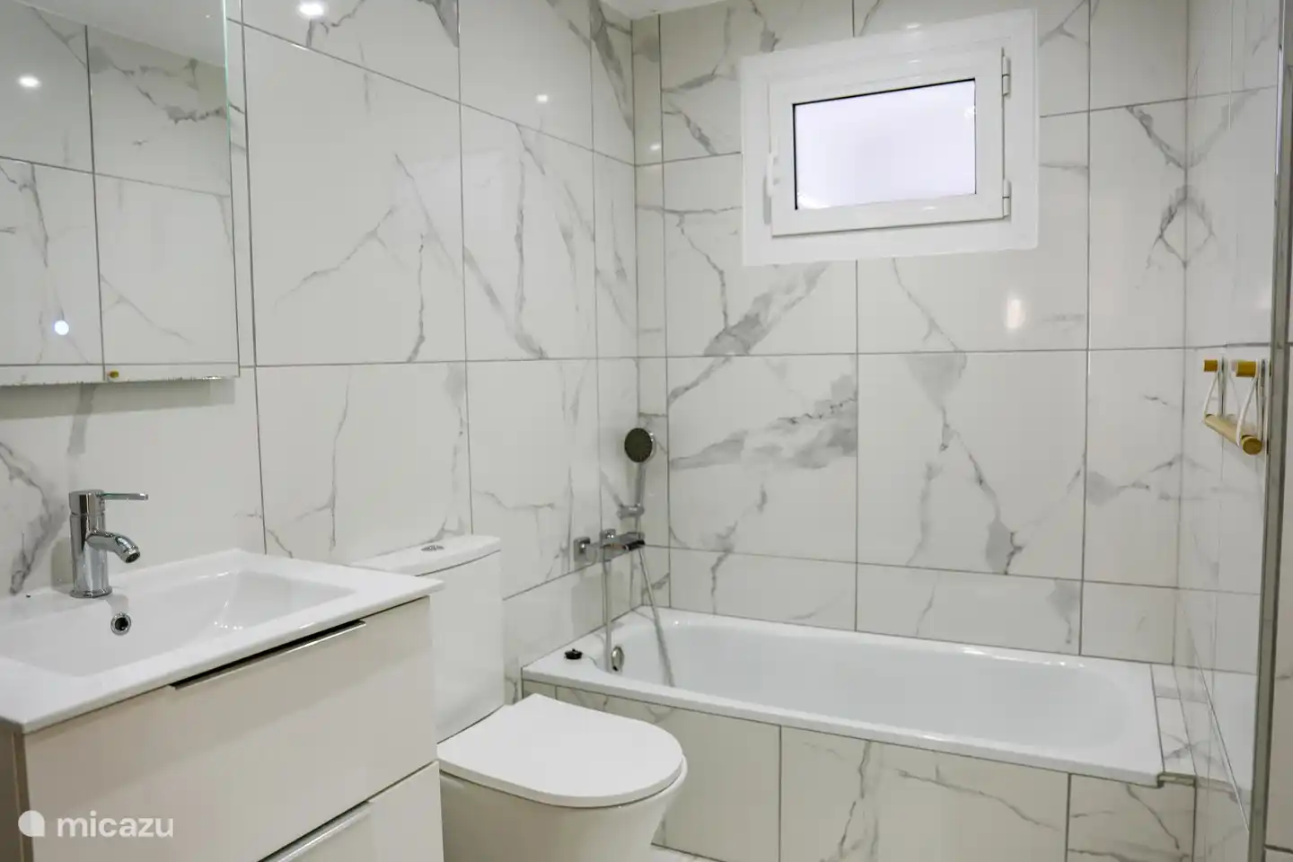 Badezimmer mit Badewanne, Toilette und Waschbecken