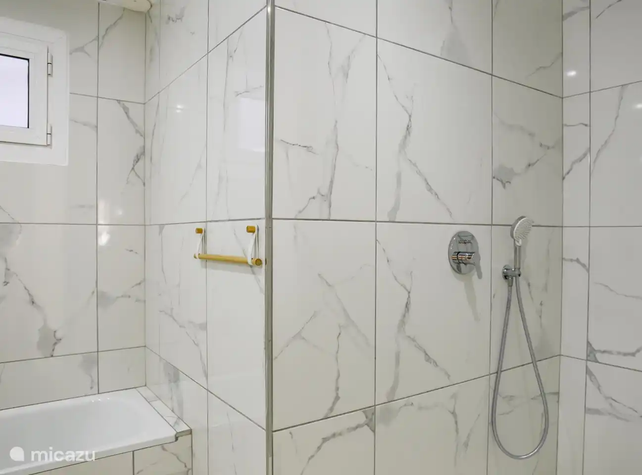 Badezimmer mit Badewanne, Toilette und Waschbecken