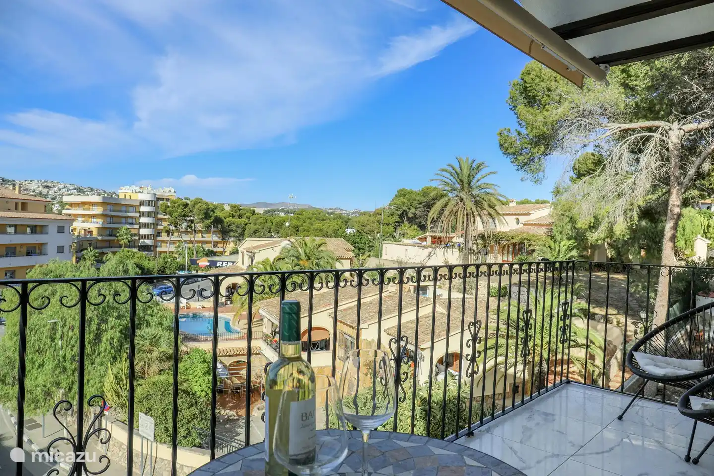Balkon mit viel Grün und dem Dorf um Sie herum