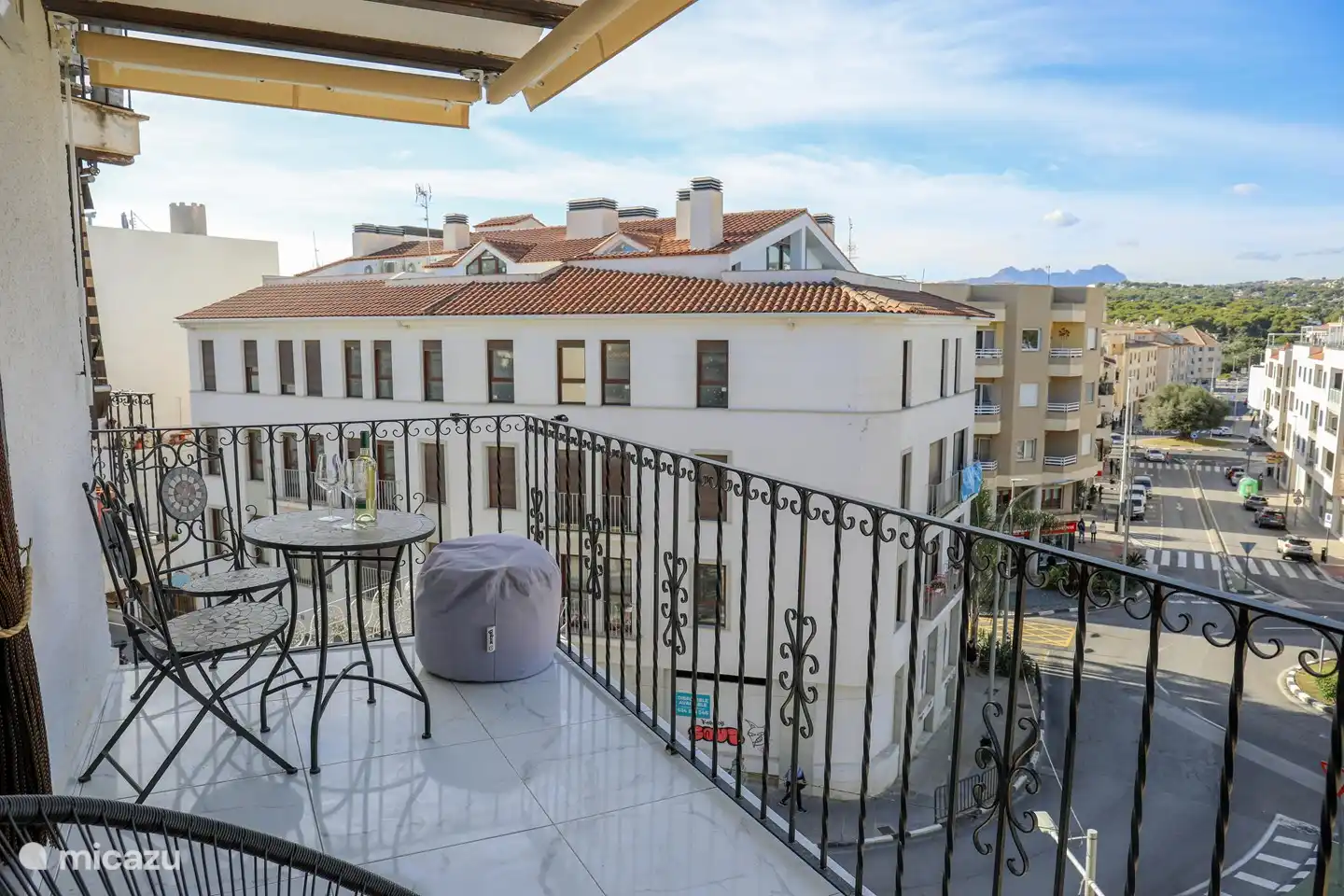 Geräumige Terrasse mit Sitzecke