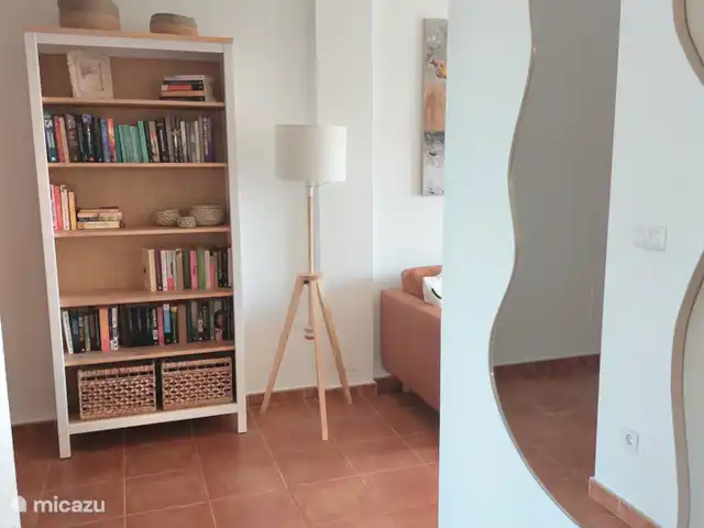 appartement huren in Spanje, Costa Blanca, Torrevieja – Casa Rusty boekenkast met diverse boeken (Nederlandstalig)