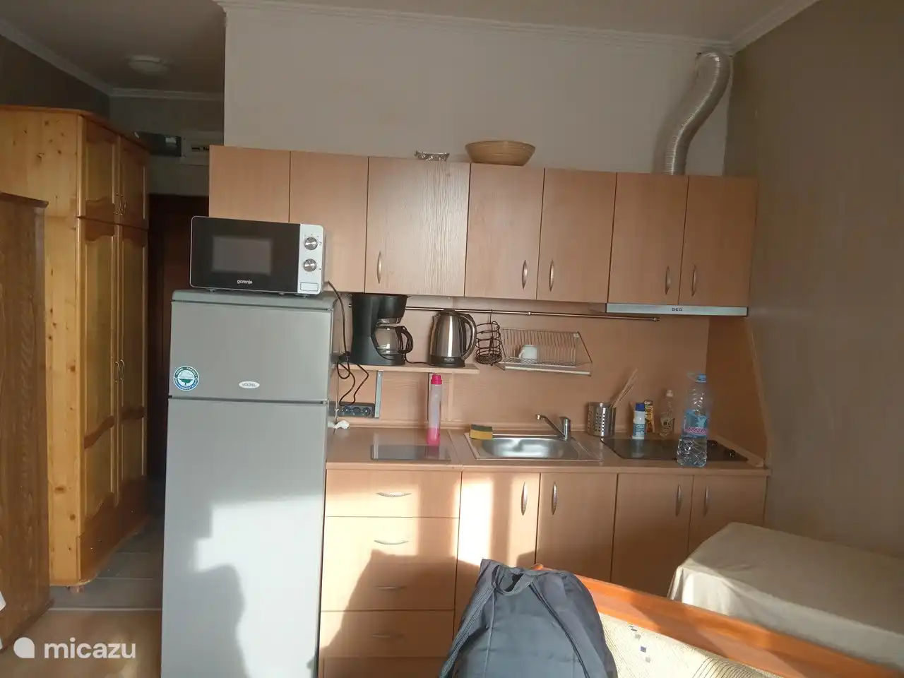 De keuken met alle gerei om een maaltijd te bereiden, koel vries combinatie,magnetron,kookplaat vidre (geen inductie)