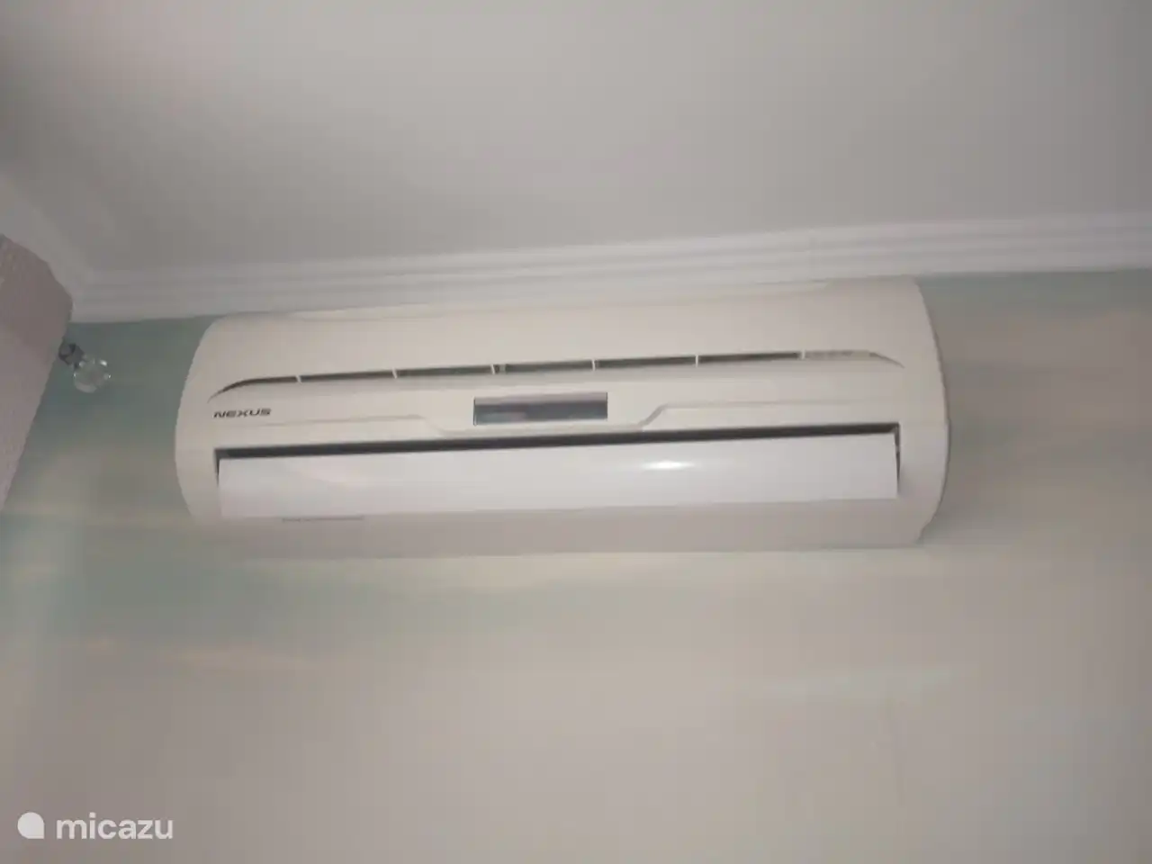 airco met AB ligt in de keukenlade, bij vertrek ook terug in de keukenlade !  Verlaat u het appartement voor vertier, zet de airco uit, deze stroomkosten  worden bij het uitchecken  aan u doorberekend,dit in uw eigen voordeel,en milieu.