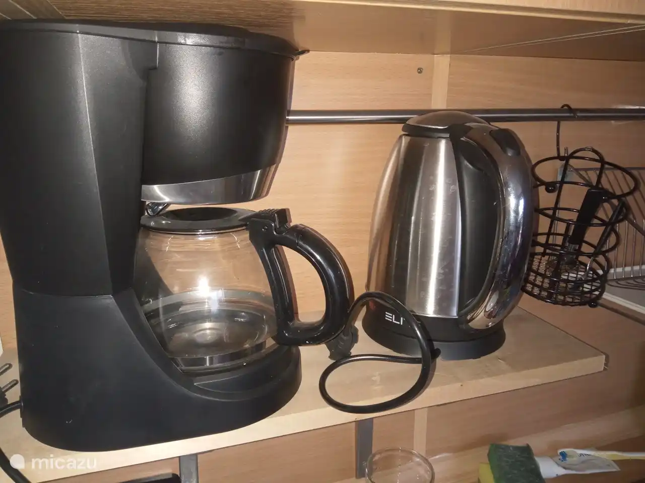 Micro wave is ook aanwezig.
Waterkoker en koffiemachine.
Deze zijn stroom grote verbruikers dus na de koffie wel uitzetten ! Want U betaald de rekening na de verhuur periode, en dit in uw eigen voordeel.