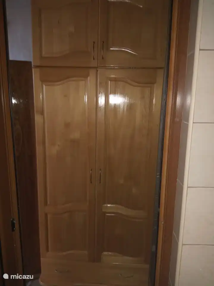 Ruime  zeer hoge grenen kast met hang leg mogelijkheden