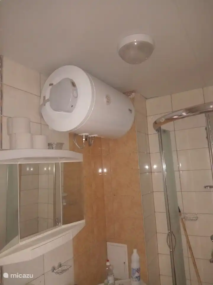 De boiler met 80 literwater.
Een douchecabin van 90x90 met deur.
wastafel met warm koud water.
Een wasmachine voor uw was, wasrekje aanwezig met knijpers.