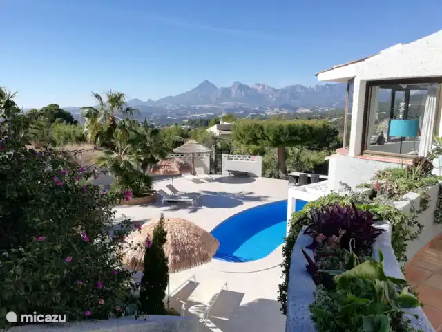 Gran villa de lujo con piscina privada. en España, Costa Blanca, Altea - villa Vista a la llegada de la terraza de la piscina 2024.