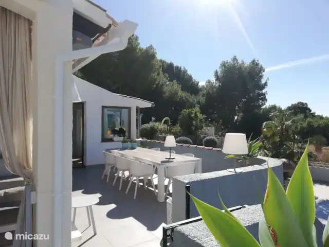 Gran villa de lujo con piscina privada. en España, Costa Blanca, Altea - villa terraza salón arriba