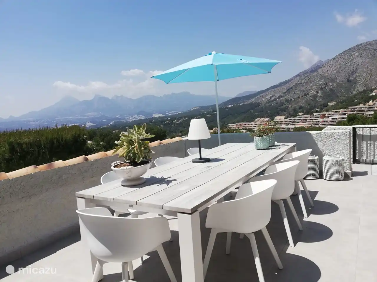 Grande table pour 8 personnes sur la terrasse du salon