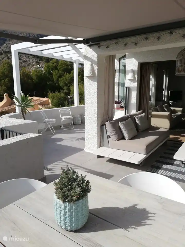 Spacieuse terrasse lounge avec une vue phénoménale sur la mer, les montagnes et la vallée.