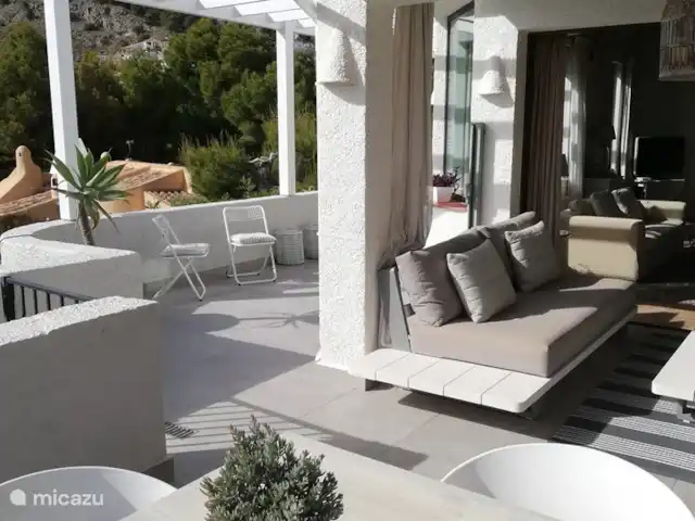 Gran villa de lujo con piscina privada. en España, Costa Blanca, Altea - villa Amplia terraza salón con fenomenales vistas al mar, montaña y valle.