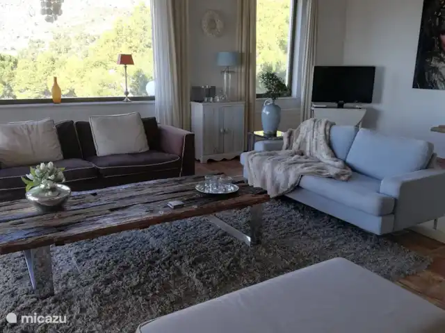 Gran villa de lujo con piscina privada. en España, Costa Blanca, Altea - villa Salón con techo de 5 metros de altura, calefacción central de gas, aire acondicionado y chimenea de gas.