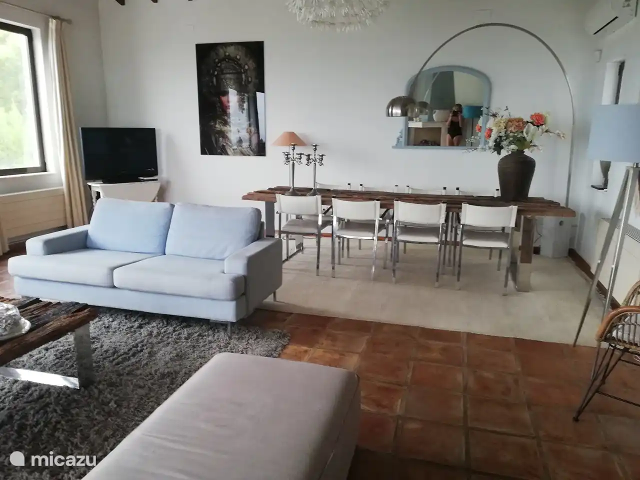 Séjour avec grande table moderne pour 8 personnes.