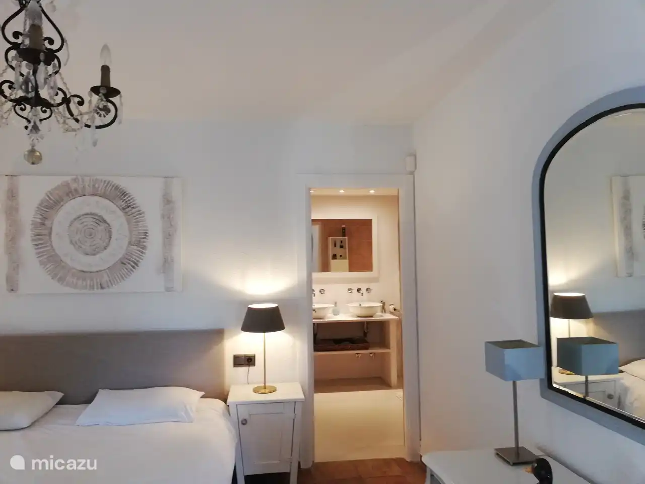 Chambre des maîtres avec salle de bain attenante.