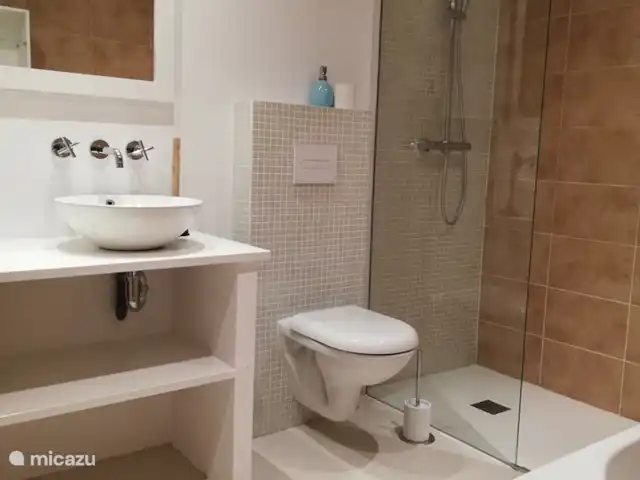 Gran villa de lujo con piscina privada. en España, Costa Blanca, Altea - villa Cuarto de baño nuevo y moderno con ducha a ras de suelo, inodoro, bañera y 2 lavabos.