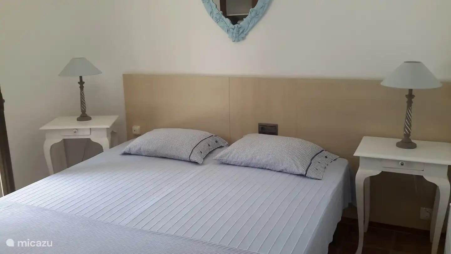 Chambre 2 avec portes-fenêtres donnant sur la piscine.